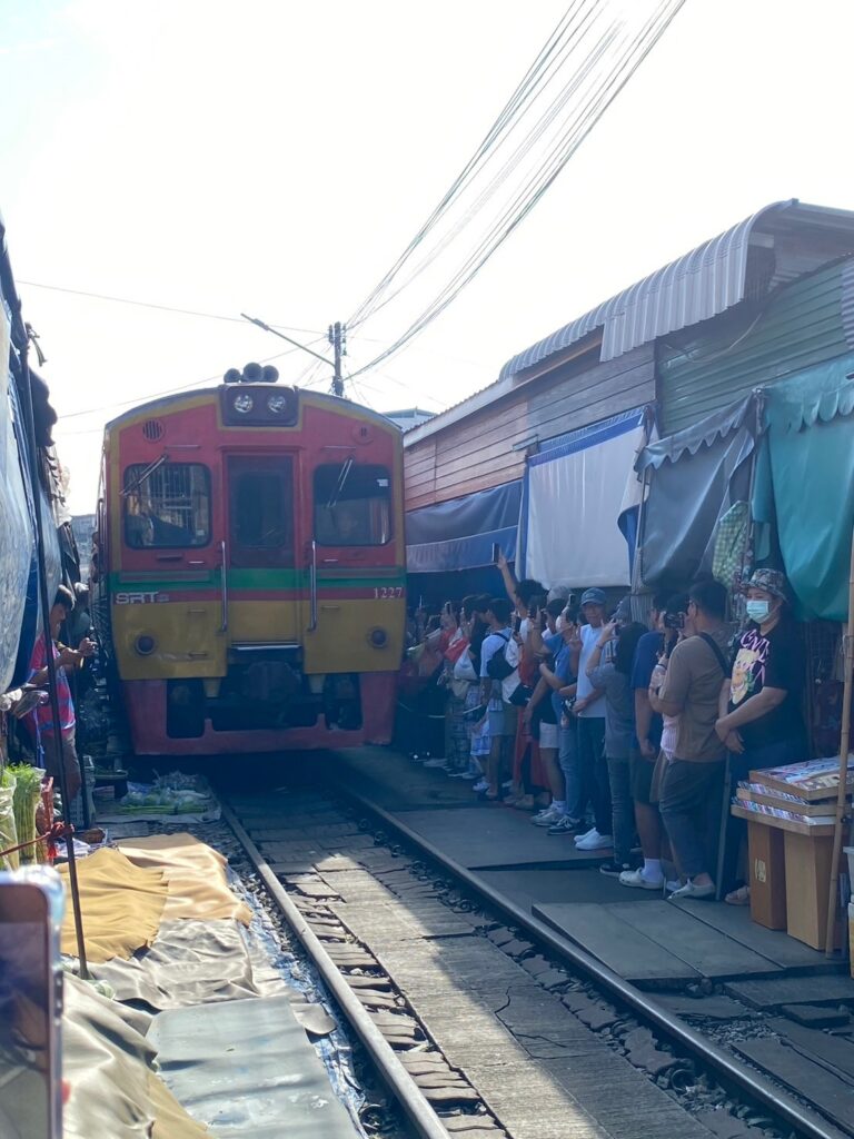 メークロン駅市場